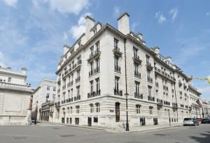 Designed by leading Edwardian architect, Frank Verity, and constructed in 1905, Cleveland Court called for sympathetic redevelopment to create new living spaces within the restored neo-Classical Portland stone facade.